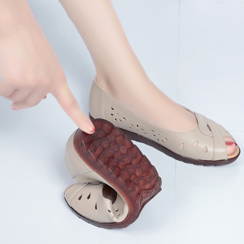 Sandales plates et bout ouvert - Cuir