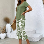 Ensemble Femme 2 Pièces Été – Haut Asymétrique & Pantalon Capri à Imprimé Feuilles