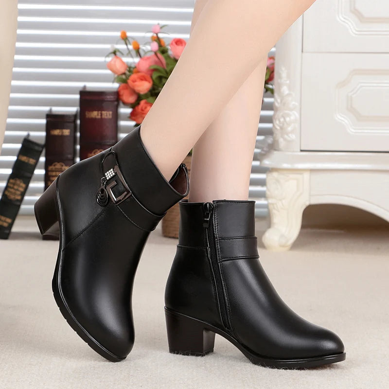 Intims - Bottines à Talon en Cuir avec Boucle et Bijoux Décoratifs - 57382FR