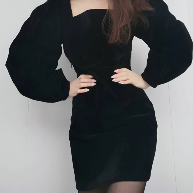Intims - Robe noire en velours à col carré