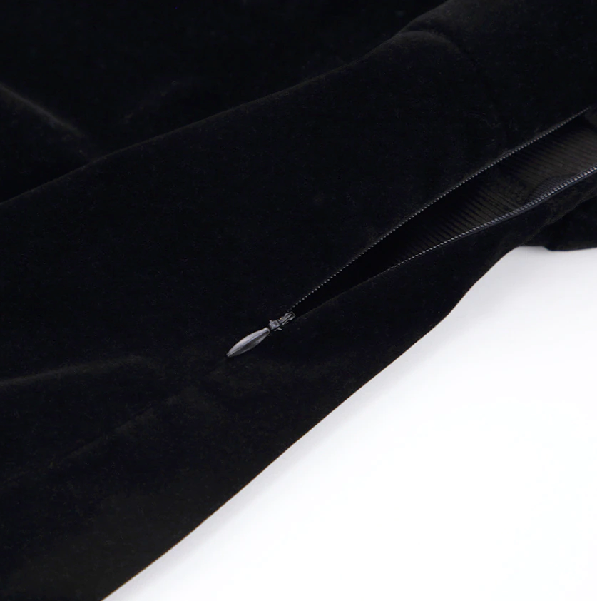 Intims - Robe noire en velours à col carré