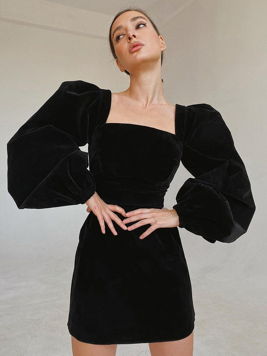 Intims - Robe noire en velours à col carré